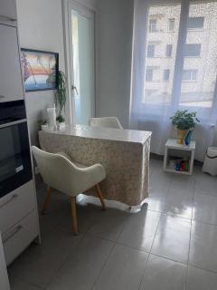 Salon lumineux avec TV et Canapé - 6