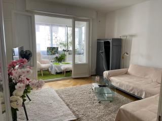 Salon lumineux avec TV et Canapé - 2