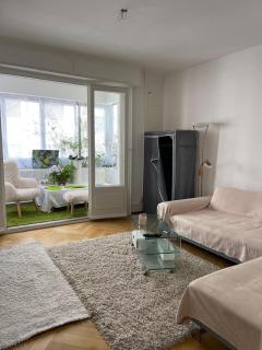 Salon lumineux avec TV et Canapé - 1