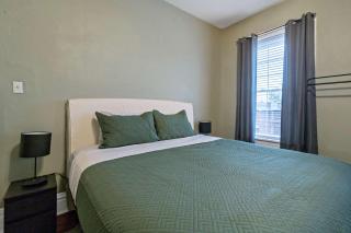 Pet-Friendly 2BR Apt w Office & Roku Free Parking in STL - 1