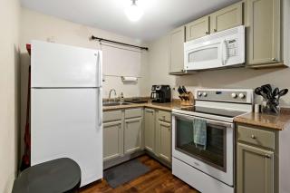 Ground-Floor Forest Park Studio with Parking & Washer Dryer - 7
