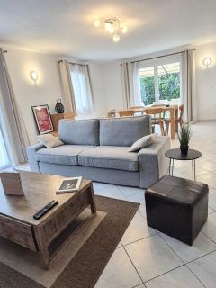 La Maison du Soleil Spacious Villa with Garden - 9