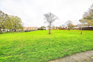 4-Bed House Sleeps 12 Games Room and Garden - 8