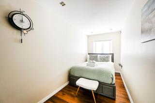 4-Bed House Sleeps 12 Games Room and Garden - 7