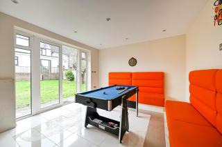 4-Bed House Sleeps 12 Games Room and Garden - 2