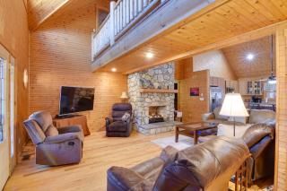 Pets Welcome! Shenandoah Log Home with Hot Tub - 6