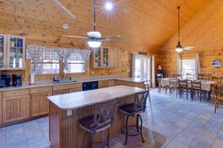 Pets Welcome! Shenandoah Log Home with Hot Tub - 2
