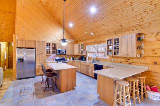 Pets Welcome! Shenandoah Log Home with Hot Tub - 3