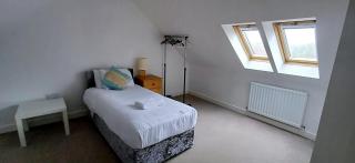 The Green House Durham Large Family & Contractor Stay Sleeps 12 with Ample Parking - 7