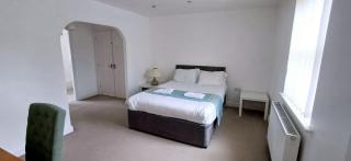 The Green House Durham Large Family & Contractor Stay Sleeps 12 with Ample Parking - 6