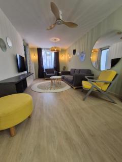 Les Cerisiers - Modern stylish apartment - 2 Mins walk to beach - 8