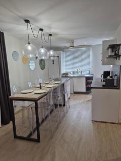Les Cerisiers - Modern stylish apartment - 2 Mins walk to beach - 7