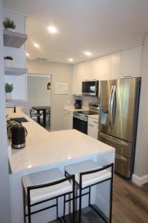 Spacious, Luxe Four bedroom House with Pool 15 mins away from Fort Lauderdale Airport, Beaches and Shops! - 9