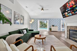 The Pool House 3BR/Close to Airport & River City! - 0