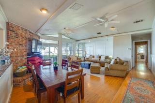 Family Retreat on Cedar Creek Lake! Dock and Views - Enchanted Oaks - 7