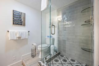 Unbeatable Location, Sleeps 6, 1 min walk to Ski & Bike Access, Shared Hot Tub, Walk to Main Street - 4