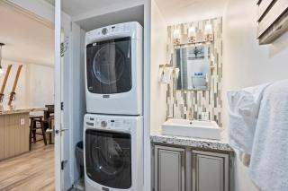 Unbeatable Location, Sleeps 6, 1 min walk to Ski & Bike Access, Shared Hot Tub, Walk to Main Street - 2