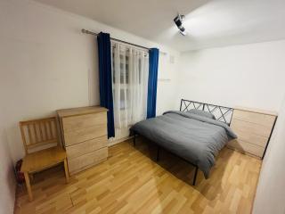 Bright Neat Double Rooms with Close Direct Links into Central London & Heathrow Airport - 7
