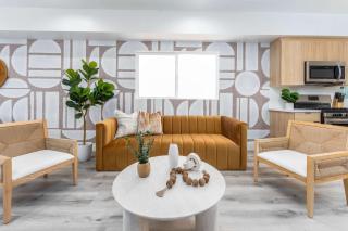 Vibrant LA 3BR with Rooftop Access and Wi-Fi, Sleeps 8 - 0