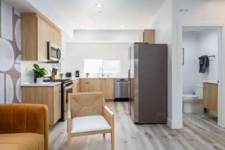 Vibrant LA 3BR with Rooftop Access and Wi-Fi, Sleeps 8 - 6