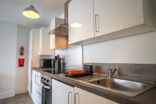 Harlow Flat - Perfect for Families or Contractors - 4