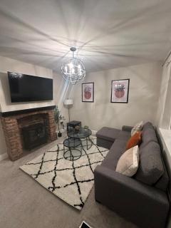 3BR Home, Driveway Parking, 1GB WiFi - 8