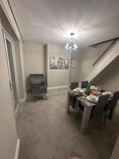 3BR Home, Driveway Parking, 1GB WiFi - 5