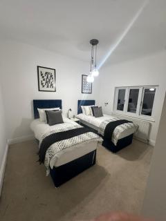 3BR Home, Driveway Parking, 1GB WiFi - 1