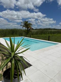 Casa con Piscina sobre Laguna Brava - Tranquilidad y Naturaleza en Barrio Privado - 8