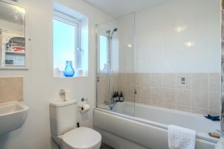 Spacious Cotswolds Base, Private Garden & Parking - 1