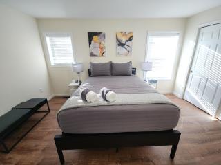 The Rhode House- Comfortable and Close to All! - 1