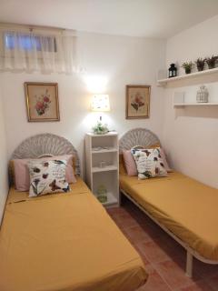 Lovely little house with garden and pool - 9