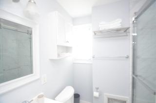 Cozy King Bed, Parking, Laundry, BBQ, RU, RWJ - 3