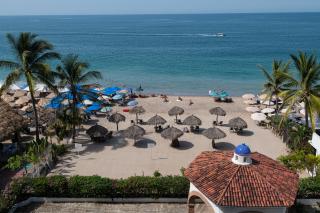 2BR Oceanside Resort Condo Pool & Private Beach - 7