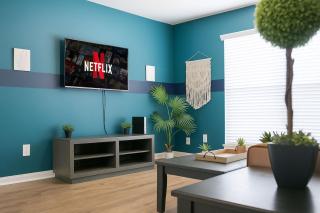 Pool gym BBQ modern apt near theHeights - 8