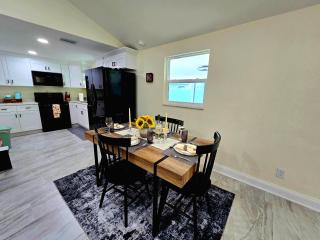 Breezes Retreat, Near TPA, Beaches and City Access - 2