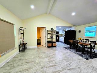 Breezes Retreat, Near TPA, Beaches and City Access - 4