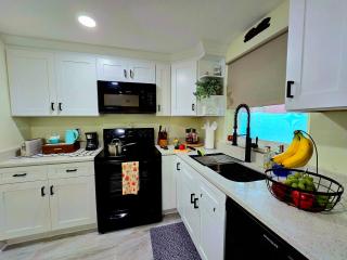 Breezes Retreat, Near TPA, Beaches and City Access - 5