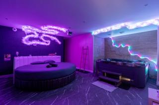 Logement paradis jacuzzi cinéma - 0