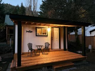 Umpqua's Last Resort - Wilderness Cabins, RV Park & Glamping - 9