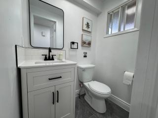 North Barrie !B Stylish and Spacious Private Bedroom with Shared Bathroom - 4