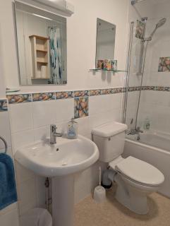 SWANAGE WELL PRESENTED 2 BEDROOM APARTMENT CLOSE to BEACH - 2