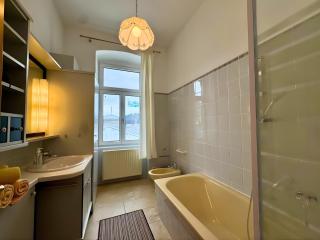 Salzkammergut Homes Gmunden - Lake View Apartment, Blick auf den Traunsee und auf das Schloss Orth - ideal für Paare und Genießer - 6