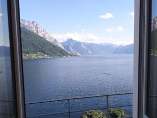 Salzkammergut Homes Gmunden - Lake View Apartment, Blick auf den Traunsee und auf das Schloss Orth - ideal für Paare und Genießer - 4