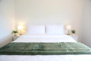 Skyline Urban - Entire Apartment with View, Netflix, Nespresso, and Street Parking - 7