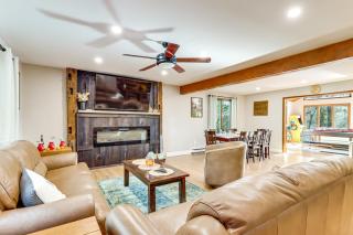 5 Mi to Jack Frost Skiing Walkable Family Home - 0