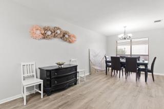 Family Retreat Near Kalahari - Sleeps 11-Modern - 3