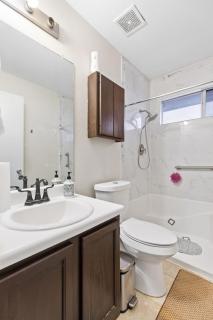 Family Retreat Near Kalahari - Sleeps 11-Modern - 4