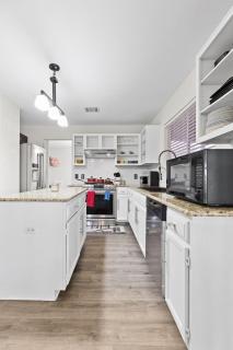 Family Retreat Near Kalahari - Sleeps 11-Modern - 0