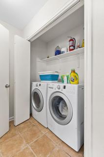 Family Retreat Near Kalahari - Sleeps 11-Modern - 3